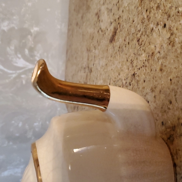 Vintage Queen Anne Arthur Wood floral and gold teapot - Picture 16 of 17